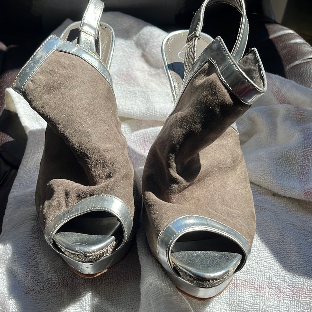 high heel the color between brown / gray